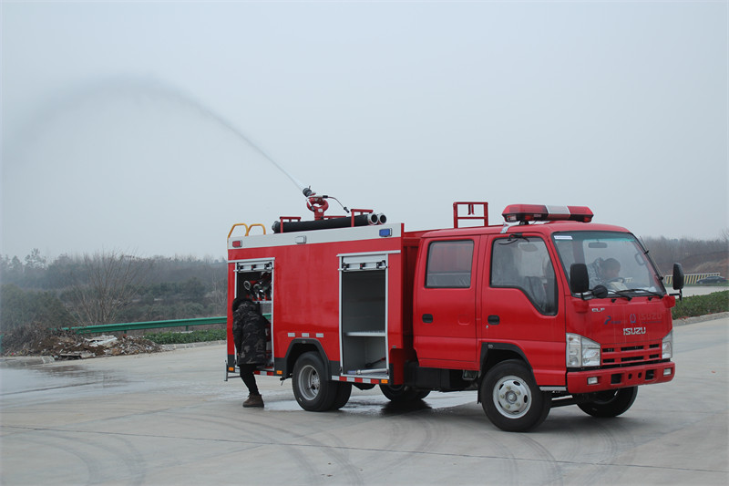 Isuzu mini fire tanker truck testing at factory Isuzu mini fire tanker truck testing at factory