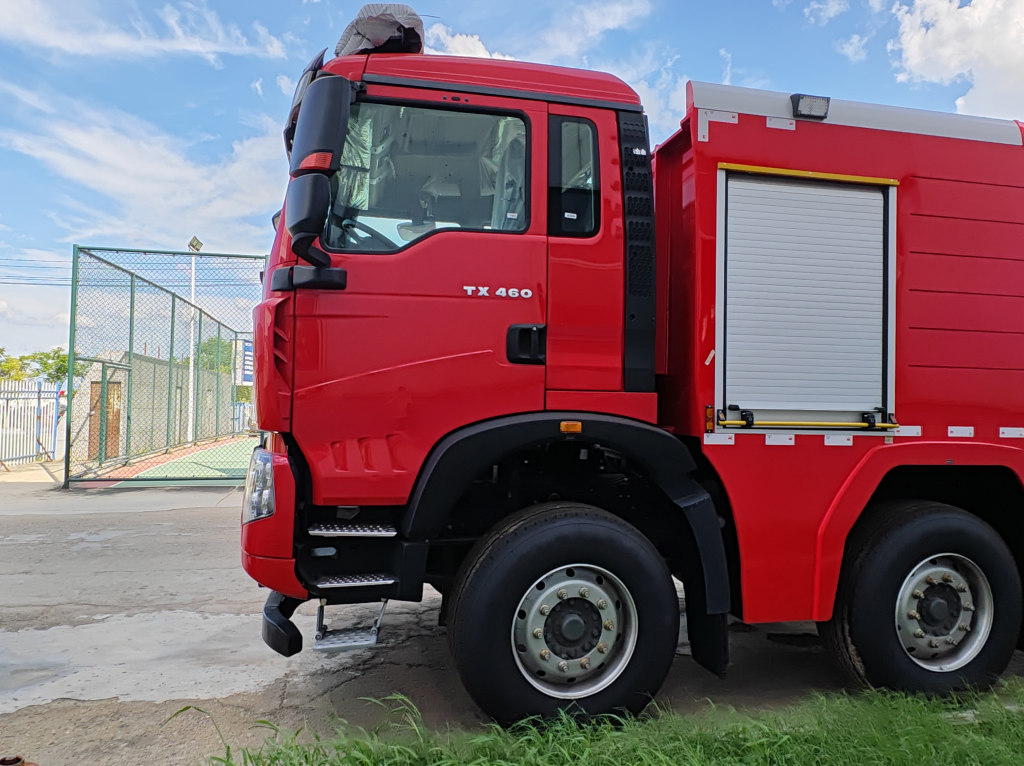 SINOTRUK HOWO 8x4 22-ton Foam Fire Truck