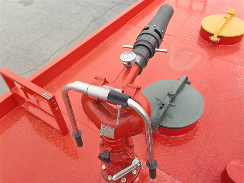 Top mounted PL36 fire monitor