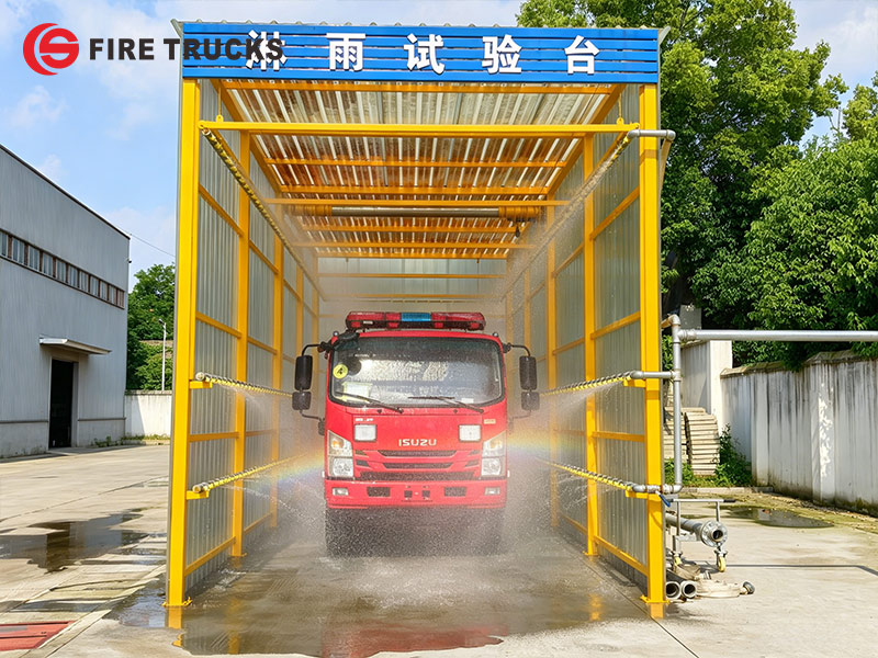 ISUZU NPR 2500L 1000L Foam Water Composite Fire Truck Test